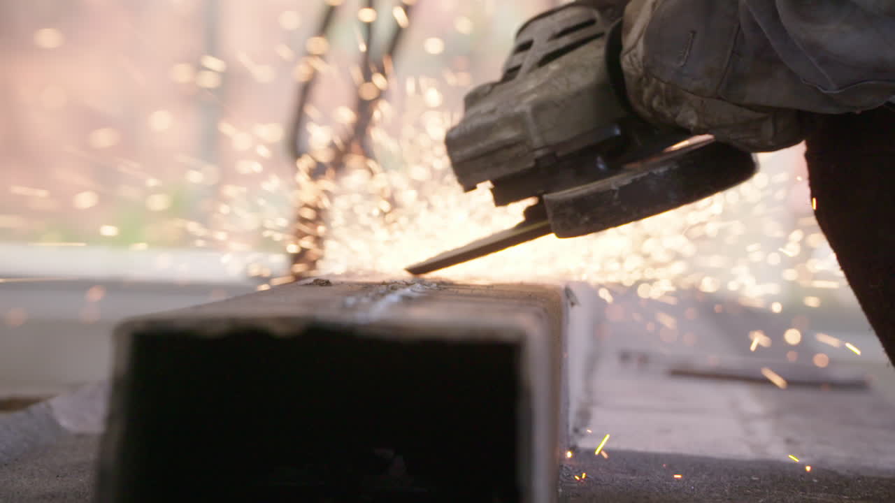 человек, работающий на стальной части с мельничным диском.