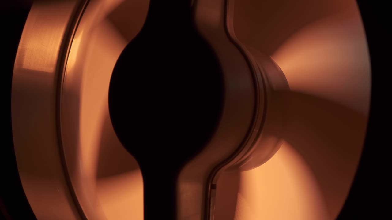 극적인 조명으로 작동하는 배기 팬. 변색