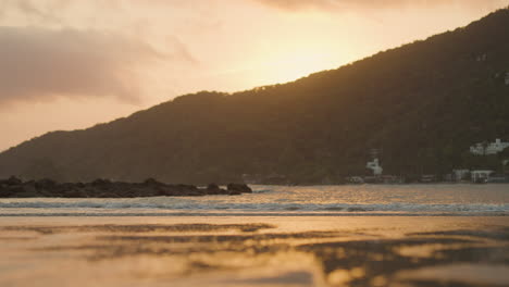 paisagem de praia ao pôr-do-sol