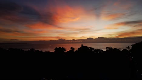 puesta de sol en la playa. bali, indonesia