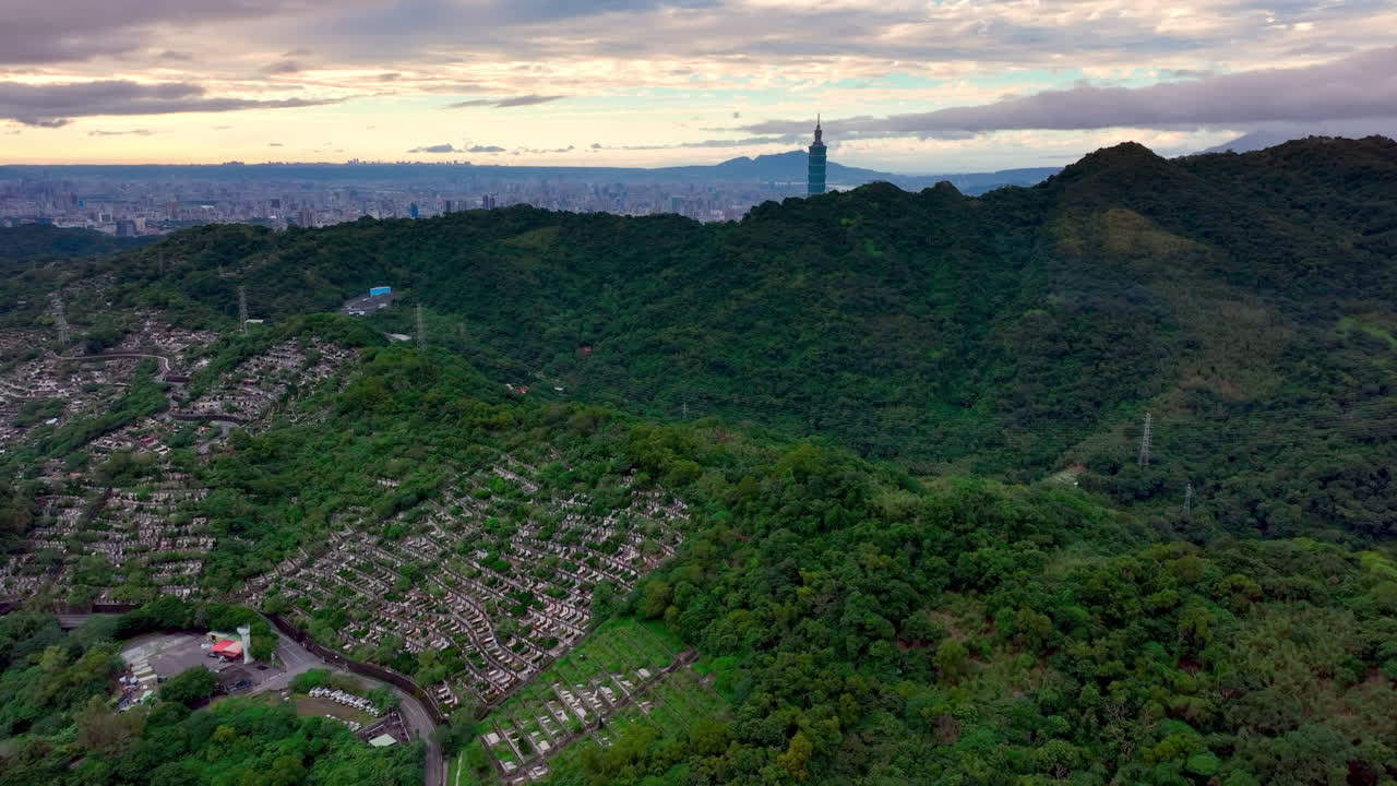교외에 있는 시골 숲 언덕과 배경에 101 타워가 있는 타이베이 시의 도시 경관을 오름차순 공중 촬영 - 4k prores 푸티지