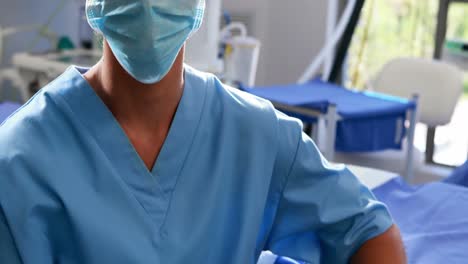 Krankenschwester-In-OP-Maske-Im-Operationssaal