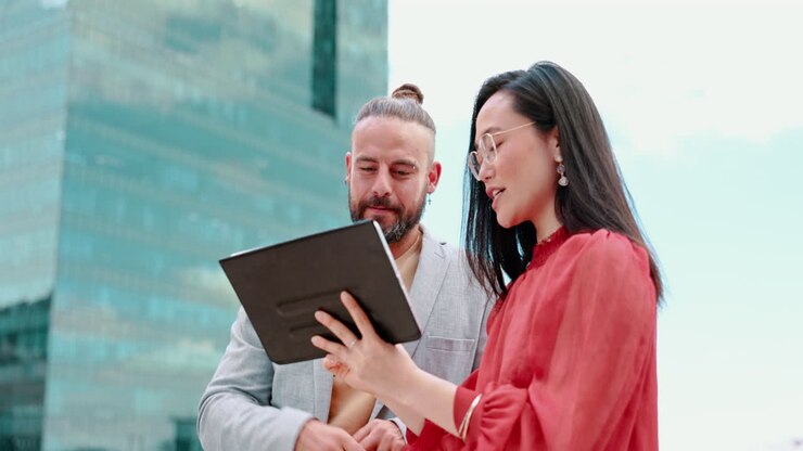 dach, geschäftsleute und tablet-planung