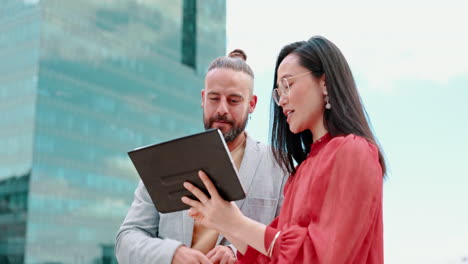 techo, gente de negocios y planificación de tabletas