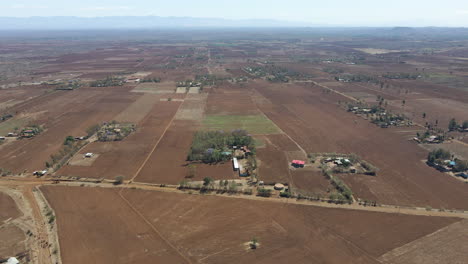 Pan-De-ángulo-Alto-De-Varias-Casas-En-Una-Zona-Rústica-En-La-Zona-Rural-De-Kenia