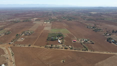 pan de ángulo alto de varias casas en una zona rústica en la zona rural de kenia
