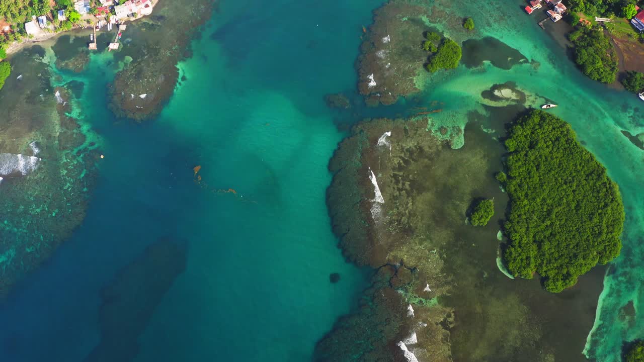 산호초 청록색 바다 해안선 위의 공중 조감도는 파나마 섬 리조트까지 기울어집니다.