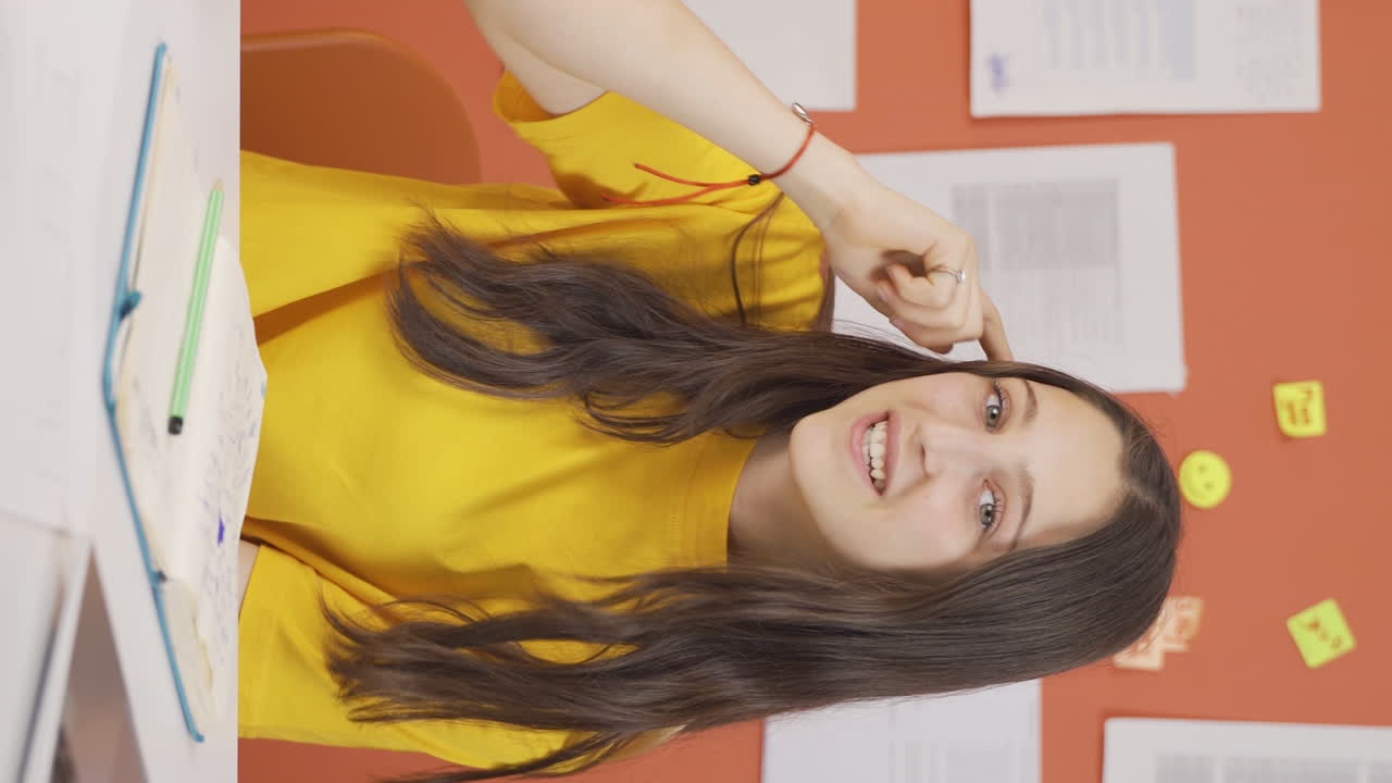Video vertical de una niña llena de ánimo y motivación