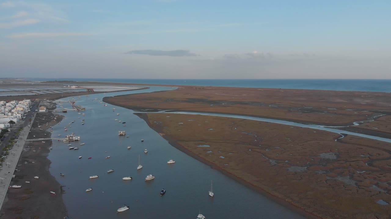 vista aérea de un hermoso pueblo de pescadores