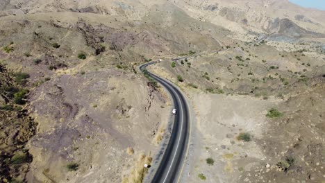 Vista-Aérea-De-La-Sinuosa-Carretera-Rcd-A-Través-De-Baluchistán