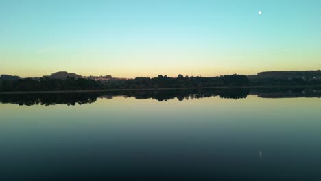 Reflejos-De-Espejo-Sobre-El-Lago-Del-Observatorio-De-Aves-De-Crendes-En-Abegondo,-A-Coruña,-España