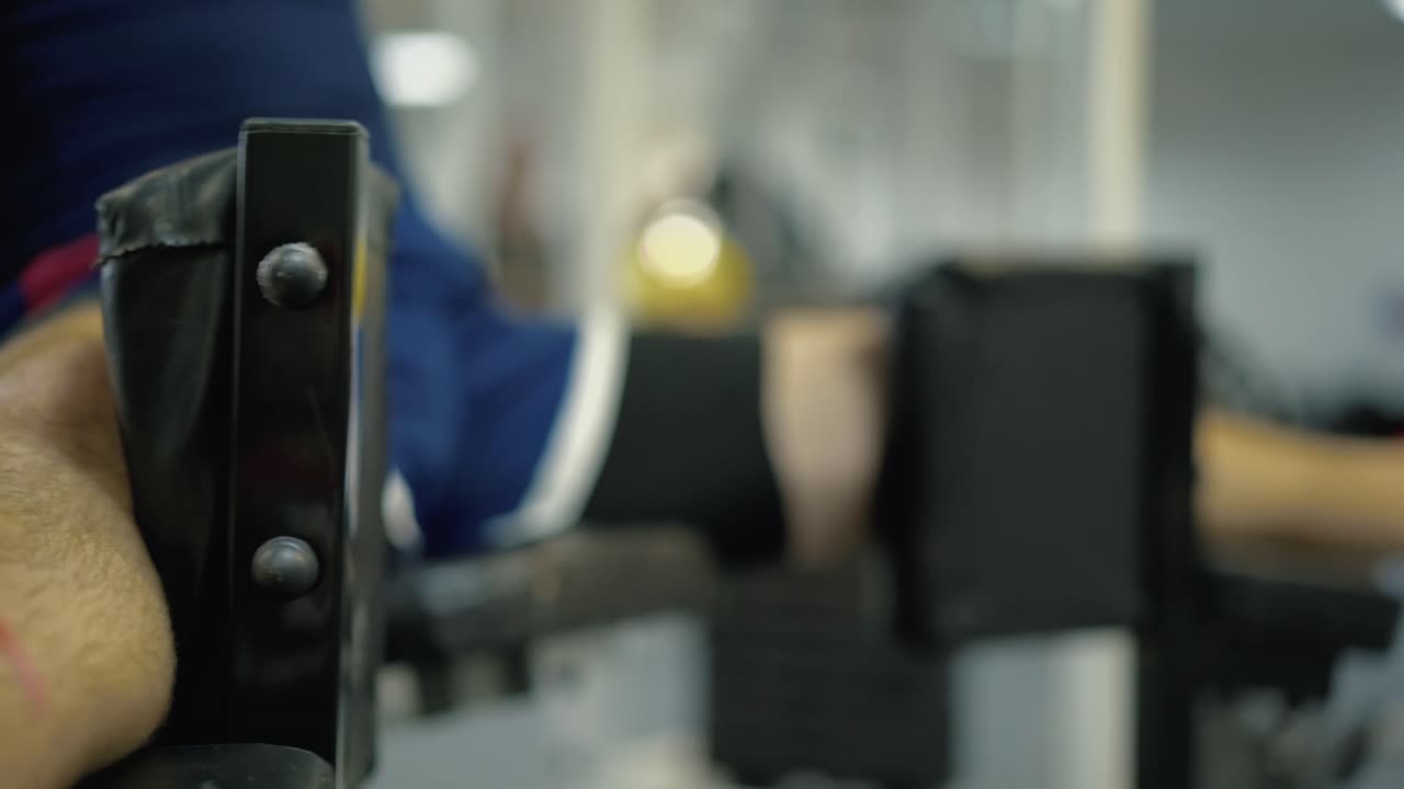 사람 은 다리 근육 을 강화 하기 위한 운동 을 한다 2