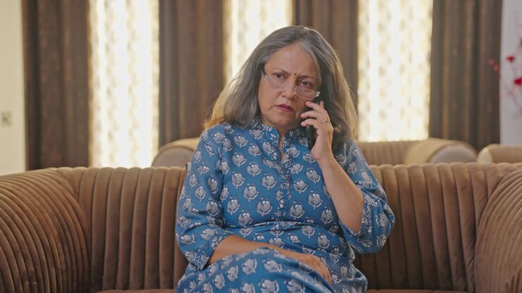 anciana india tensa hablando por teléfono