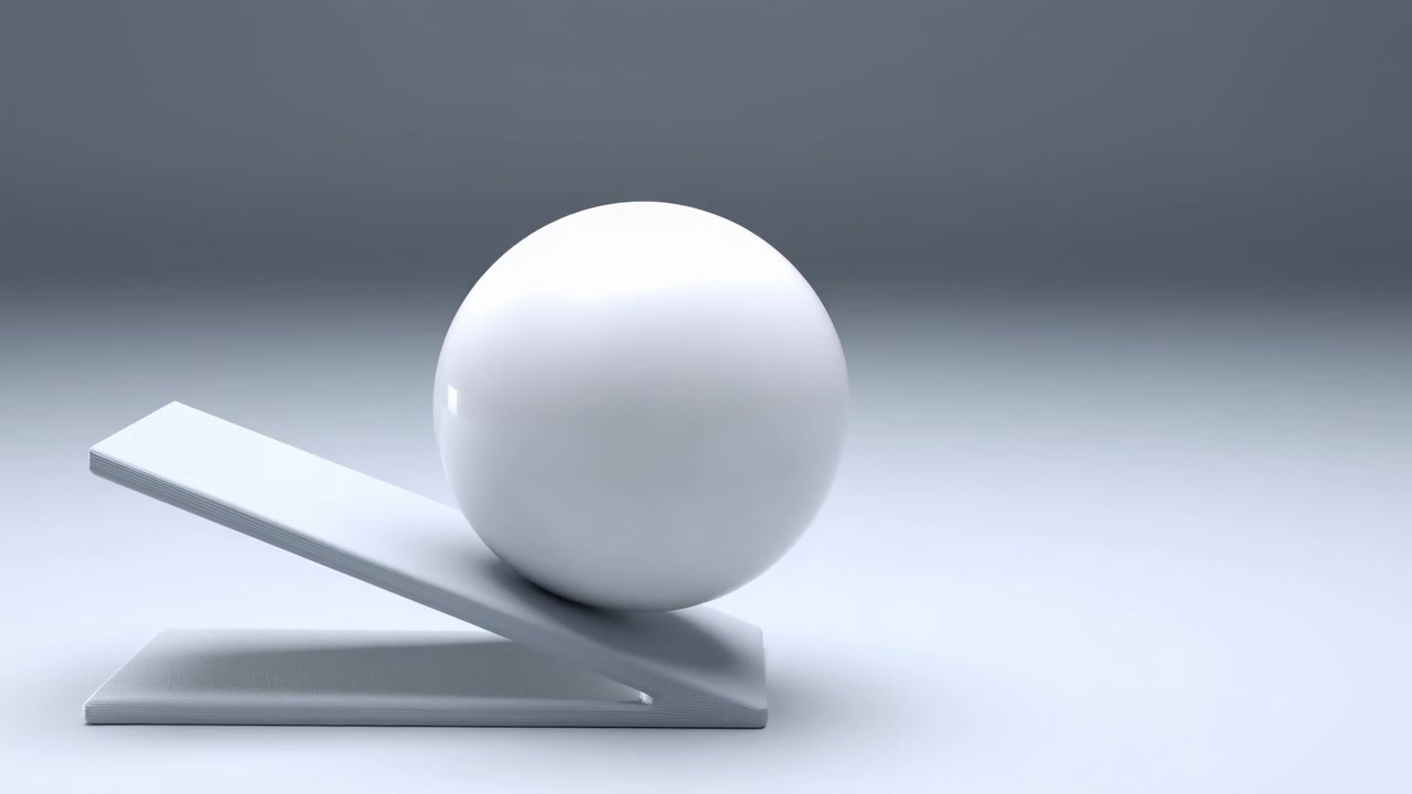 En stor blank hvid kugle hviler nær den nederste ende af en skrå rektangulær planke med kileformet støtte, inde i et sømløst neutralt gråt studie, der viser bløde refleksioner, spænding, balance og et minimalistisk produkt.