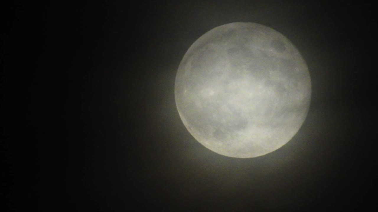 Lua com nuvens à noite