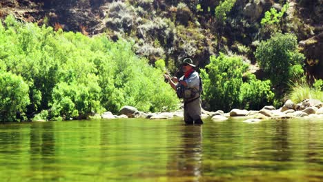 Fischer-Fliegenfischen-Im-Fluss