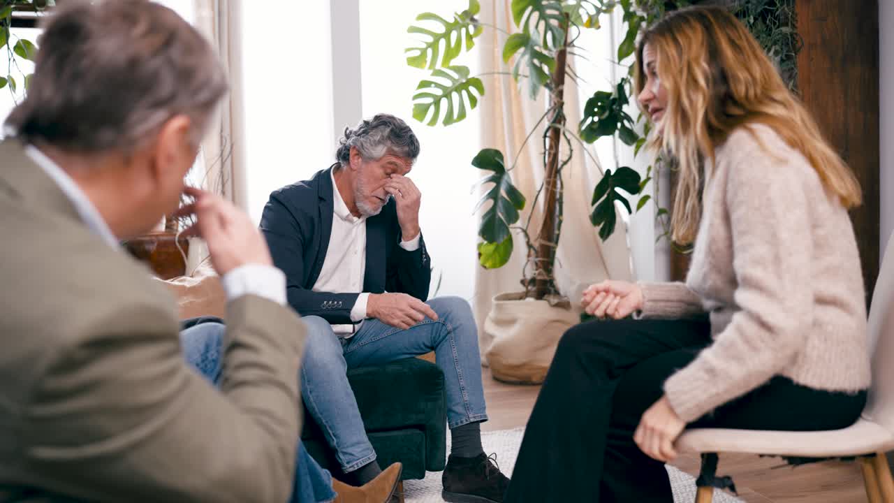 Voksne deltager i en gruppeterapisession