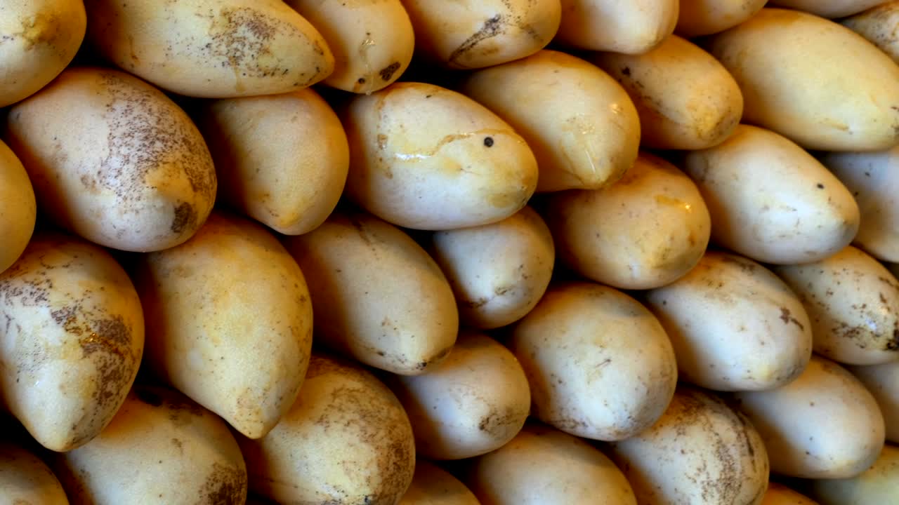 los mangos están apilados en el mercado de tailandia