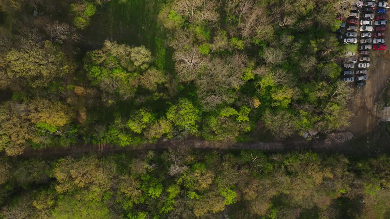 fondo aéreo de arriba hacia abajo de automóviles vertedero de basura medio ambiente por parque