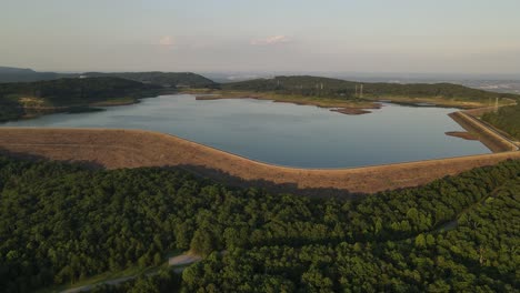 Panoramaantenne-über-Dem-Raccoon-Mountain-Reservoir,-Chattanooga,-Tennessee