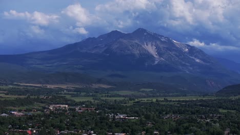 Mt-Sopris-Spring-Creek-Ranch-Carbondale-Roaring-Fork-River-Sommer-Colorado-Luftaufnahme-Drohne-Juni-Juli-Espe-Schneemassen-Felsiger-Berg-Schneekappe-Gipfel-Marmor-El-Jebel-Marmor-Basalt-Wolken-Sonnig-Rückwärts