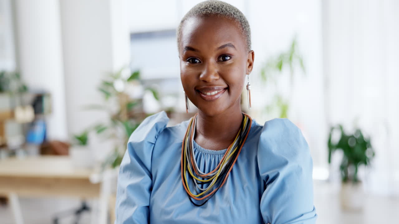 팔을  ⁇ 고, 얼굴과 사업 웃음 검은