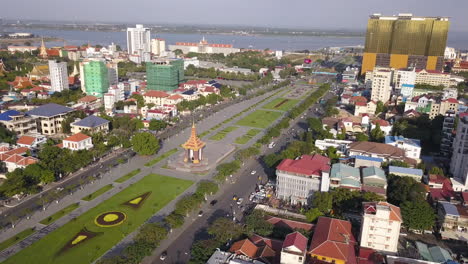 4k-Drone-Estatua-Del-Rey-Padre-Norodom-Sihanouk-En-Phnom-Penh,-Camboya