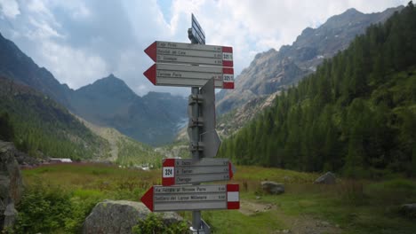 Mittlere-Aufnahme-Des-Wegweisers-Im-Gebirgstal-Der-Alpe-Ventina,-Bewölkt-D