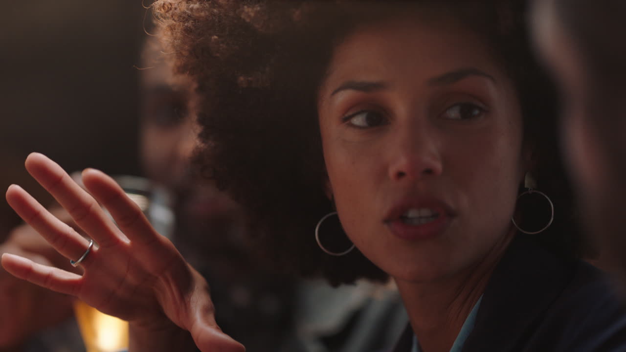 felices amigos celebrando una fiesta de reunión en un restaurante bebiendo disfrutando de la celebración de la amistad charlando divirtiéndose socializando juntos