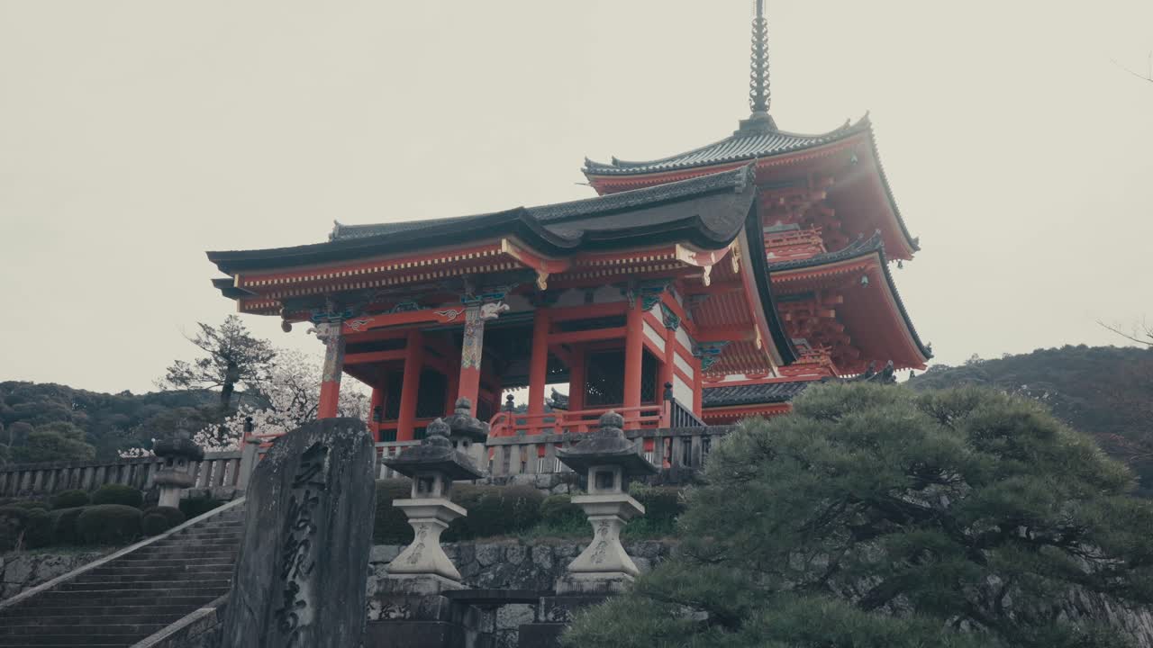 puerta oeste y pagoda sanjunoto del templo de kiyomizu en kioto, japón