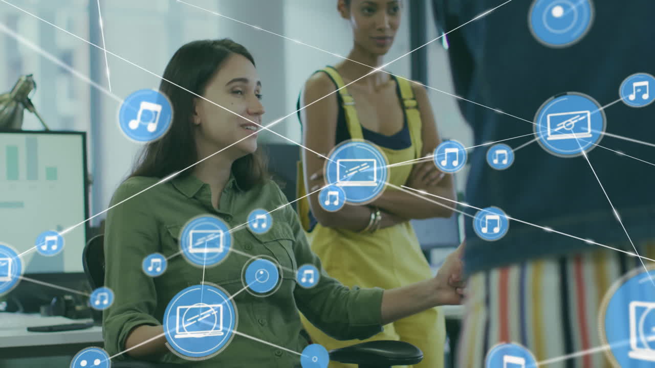 animación de la red de conexiones con dispositivos iconos sobre diversas personas de negocios en la oficina