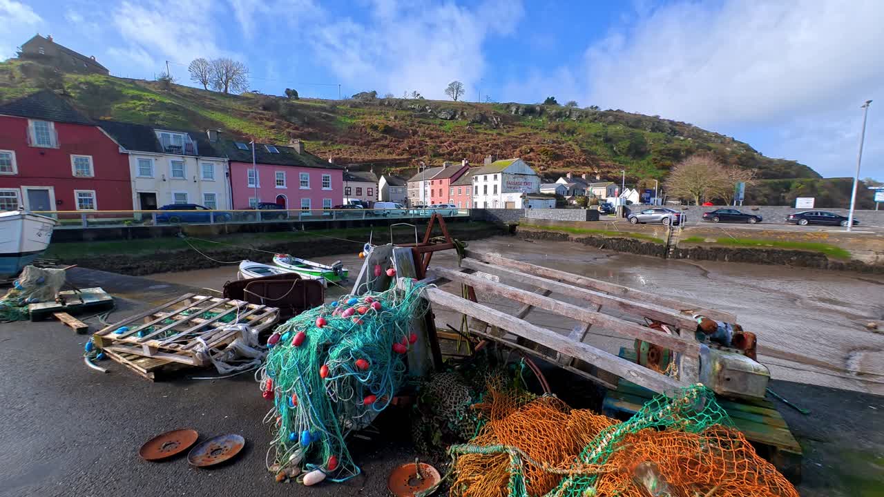 Passage East, Waterford, Ierland, traditioneel vissersdorp in de monding van de Waterford met kerk op heuvel boven het dorp, vroege lente