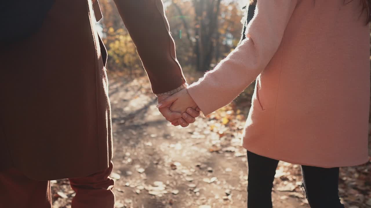 가을 공원에서 손을 잡고 는 커플