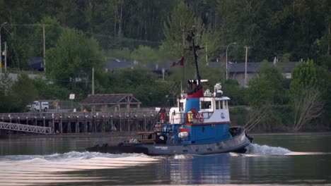 Tug-Boat-In-The-Fraser-River,-BC,-Canada