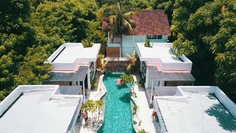 impresionante vuelo aéreo de drones volar hacia atrás toma de drones de un hotel de lujo en una pintoresca playa tropical de arena blanca isla de ensueño gili trawangan bali lombok