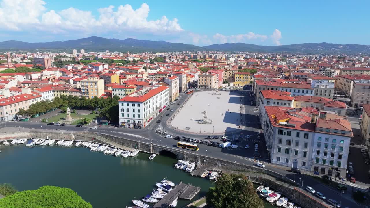 Vista aerea laterale di Piazza della Repubblica, Livorno Italia, storico porto costiero in Toscana, Italia