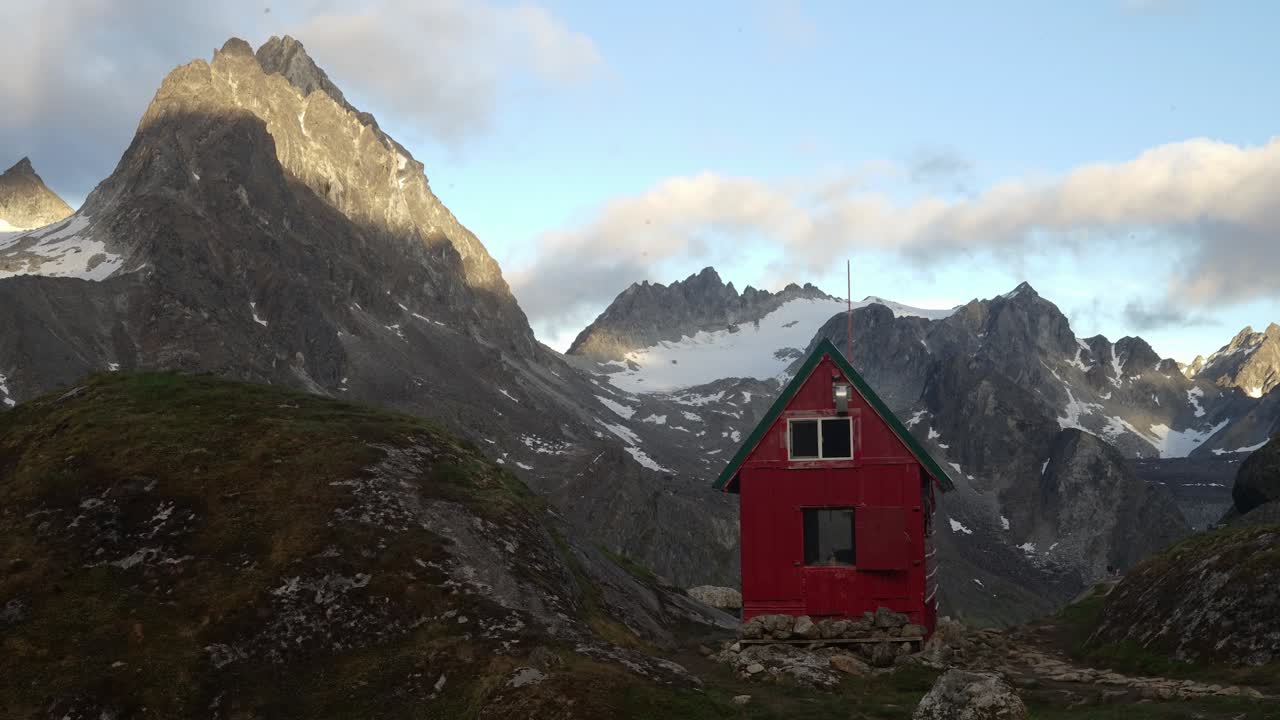 Timelapse av den offentlige hytten Mint Hut i Alaskas villmark