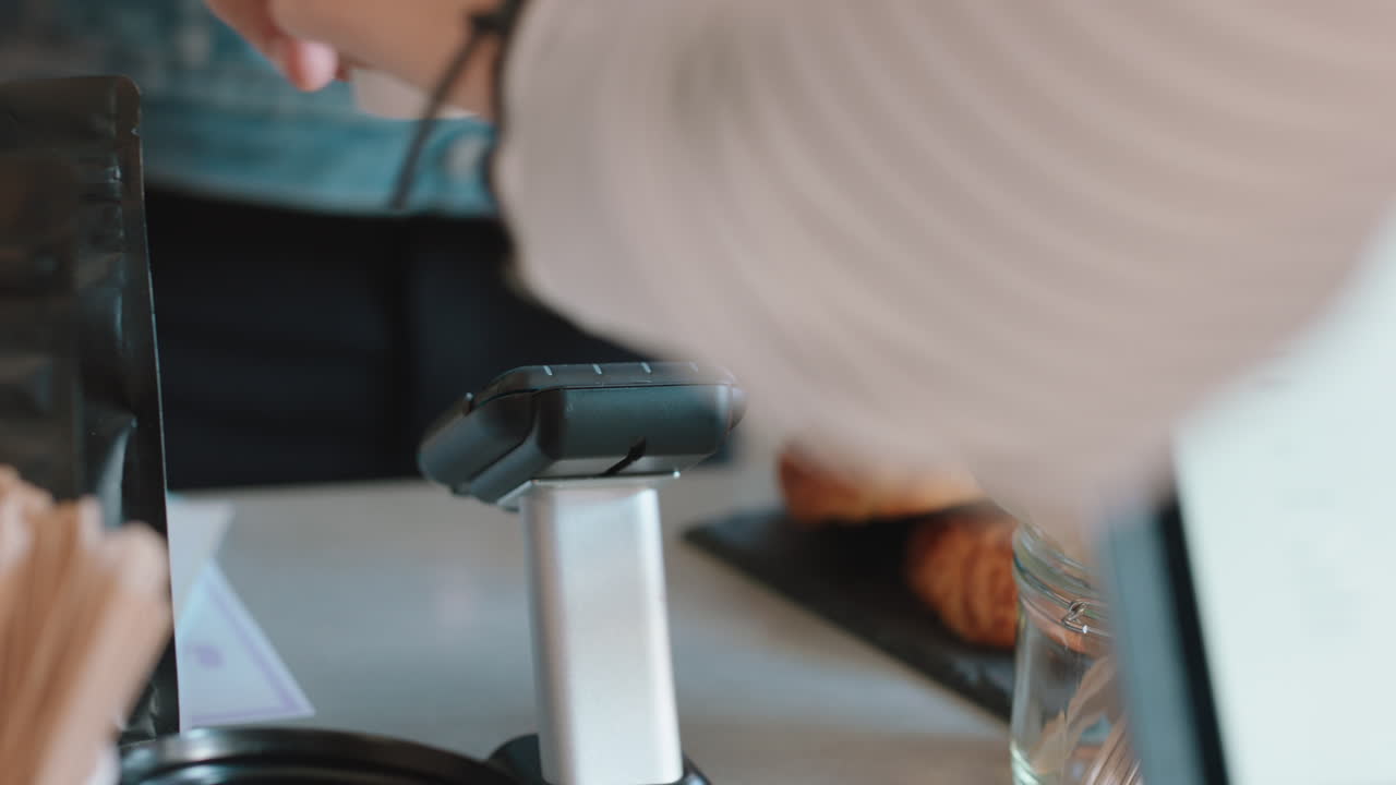 클로즈업 고객은 신용카드를 사용하여 결제하고 접촉없는 결제와 디지털 거래 서비스를 통해 카페에서 돈을 소비합니다.
