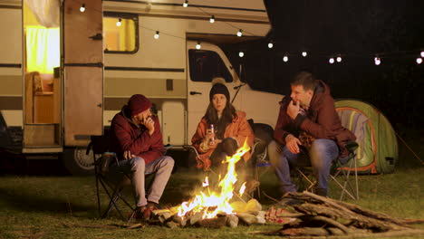 Eine-Gruppe-Von-Freunden-Versammelte-Sich-In-Einer-Kalten-Herbstnacht-Am-Lagerfeuer