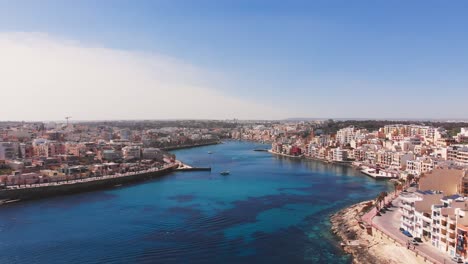 video aéreo de drones de la zona de malta, marsaskala y zonqor en un soleado día de primavera