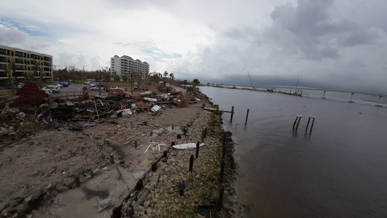 drone fpv volando en la costa de florida y el puente de la calzada de sanibel