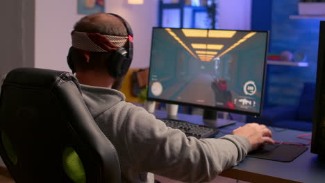 jugador cibernético estirando el cuello antes de jugar videojuegos en línea