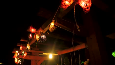 decoración de bombillas asiáticas en el jardín por la noche