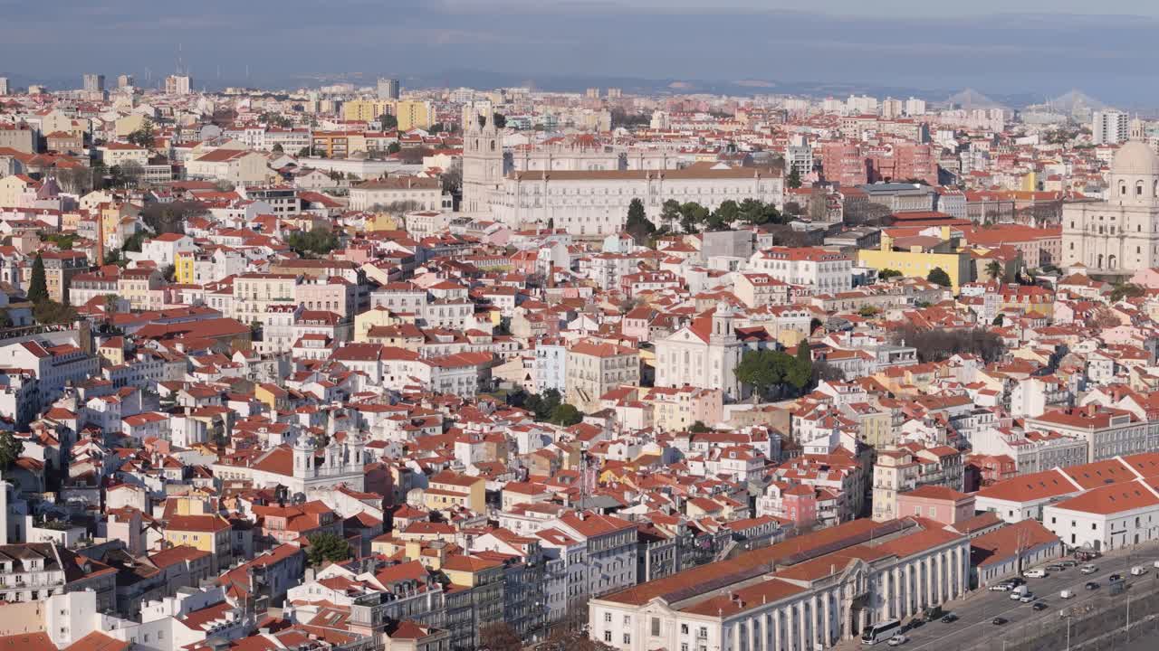 Veduta aerea panoramica sopra Lisbona, Portogallo, con cattedrali, splendide case, chiese e architettura iconica