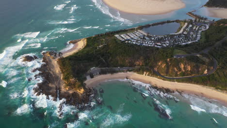 Filmische,-Aufschlussreiche-Drohnenaufnahme-Von-Wellington-Rocks,-Foster-Beach,-Dem-Nambucca-River-Und-Dem-Ozean-In-Nambucca-Heads,-New-South-Wales,-Australien