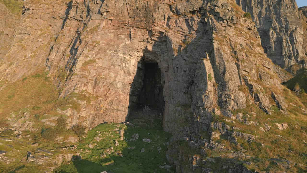 espectacular cueva moldeada por el océano durante miles de años, mostrada con una órbita de cámara