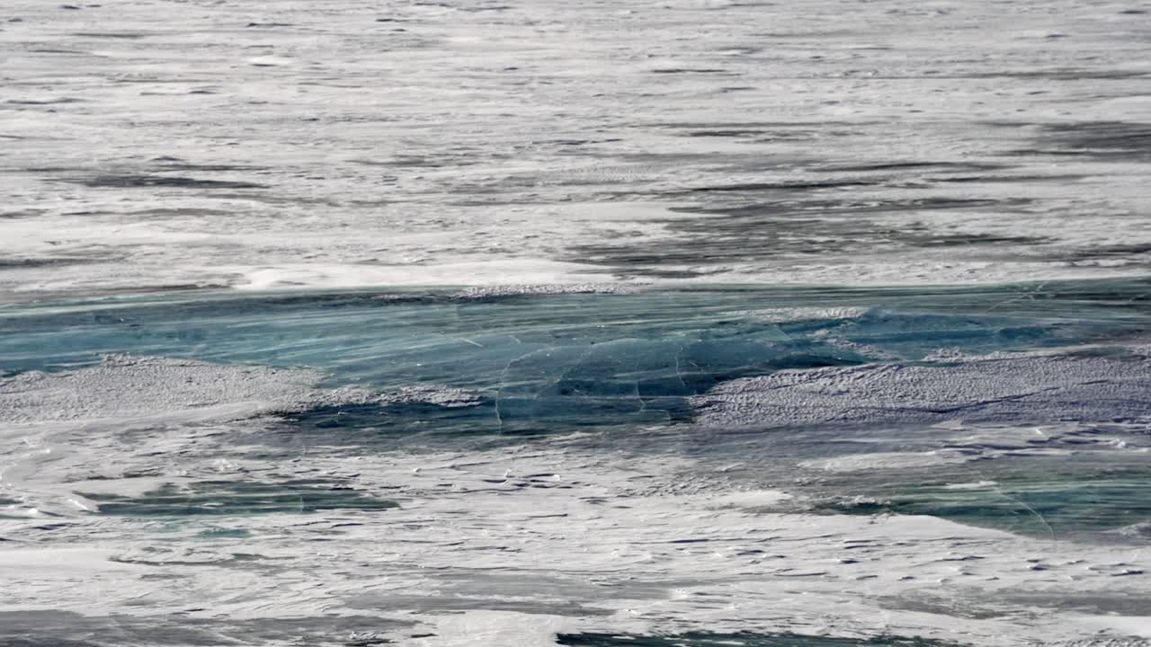 얼어붙은 호수를 가로질러 날아다니는 눈, 캐나다 로키 산맥