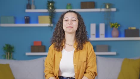 mujer joven sonriendo a la cámara