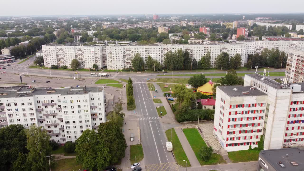 Вид с воздуха на Ригу, Латвия, с блочными зданиями в советском стиле и зелеными насаждениями.