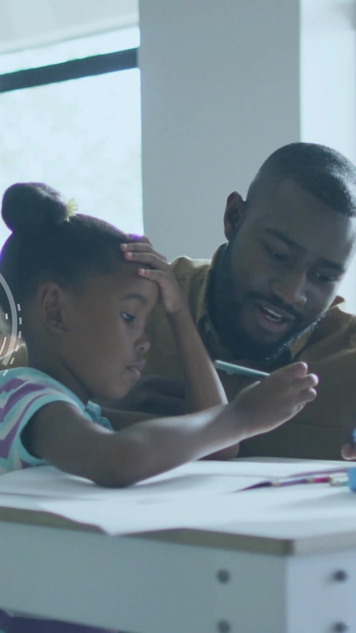Video verticale: Un tutor si china e indica con una matita, guidando un bambino che scrive su un quaderno di compiti, mentre icone di grafici crescono.